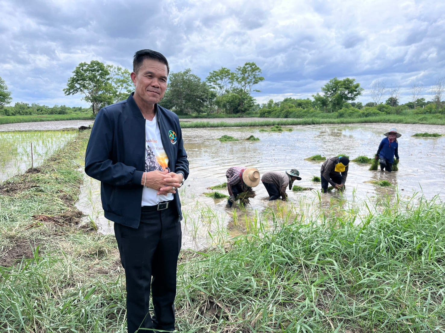 พลิกนาร้าง 20 ปี! บ้านโพธิ์แก้ปัญหาน้ำท่วมสำเร็จ “พระอาจารย์ป๋อง” เดินหน้าดำนา สร้างงาน-แจกข้าวผู้ยากไร้