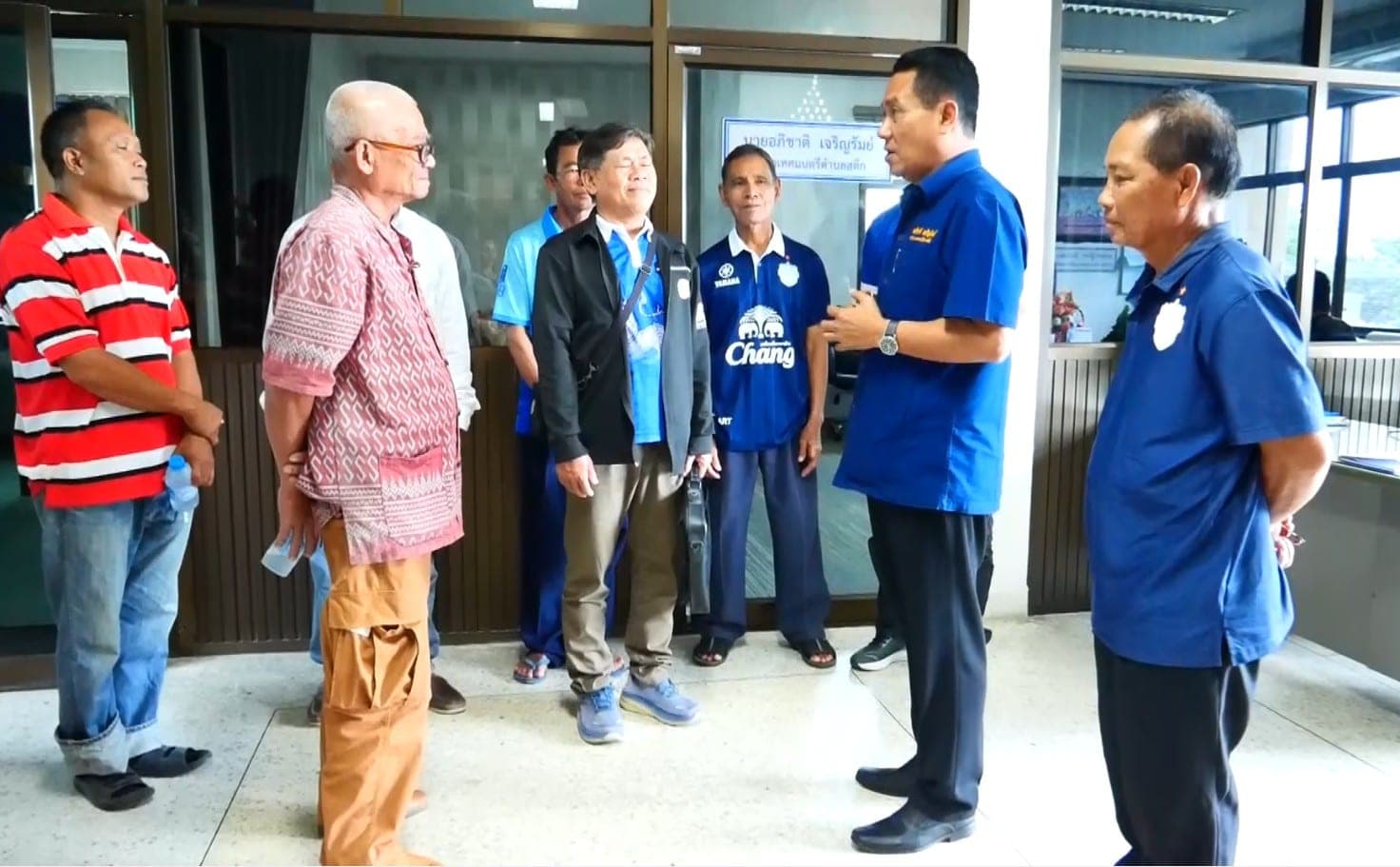 ผู้นำ ชาวบ้านบุกร้องอำเภอ เทศบาลตรวจสอบเอาผิดนายทุนฮุบที่ทุ่งอีพอกริมน้ำมูล 50 ไร่ปลูกยูคา